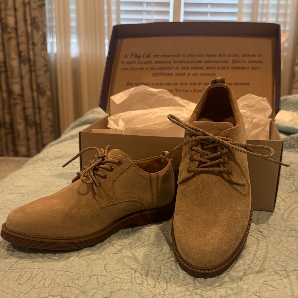 Flag Ltd. Joshua Oxford Shoes 

Boys Size 3 Taupe Suede